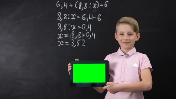 Usměvavý chlapec s předklíčenou kartou, moderními technologiemi ve školství, inovace — Stock video
