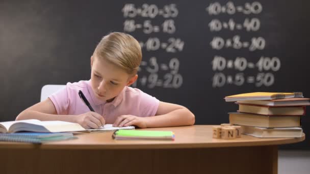 Geïrriteerde school jongen scheuren pagina van notebook, niet in staat om moeilijke taak op te lossen — Stockvideo