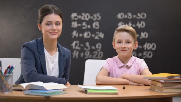 Joyeux enseignant et écolier intelligent souriant à la caméra, réforme de l'éducation moderne — Video