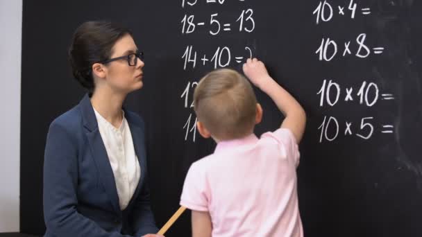 Učitel mlátí školníka s panovníkem, chlapec píše na tabuli, trest — Stock video