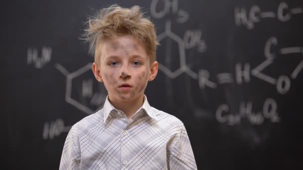 Komik kirli okul çocuğu kimyasal deneyden sonra suçlu hissediyorum, cam arıyor — Stok video