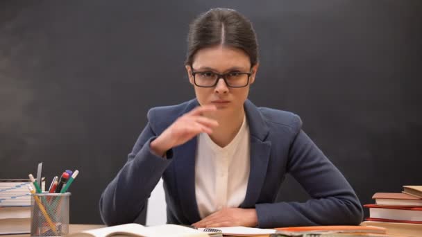 Boze leraar op zoek agressief naar camera het opstijgen van glazen, strikte docent — Stockvideo