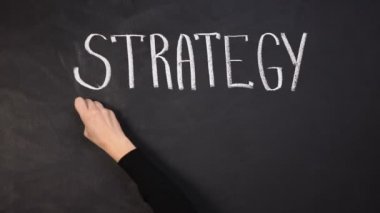 Tahtaya yazılan strateji kelimesi, iş geliştirme, başlangıç planlaması