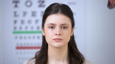 Kız görme düzeltme diyoptri ölçümü üzerine optik deneme çerçevesi koyarak Oculist