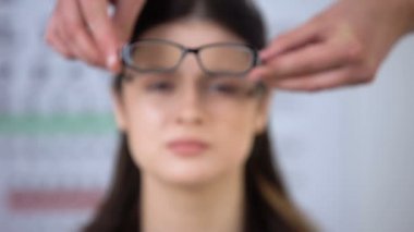 Bulanık görme, hasta odaklı görme ile bayan gözlük koyarak Doktor