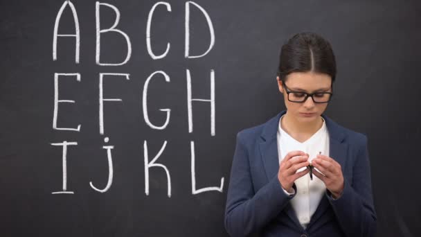 Frustrierter Lehrer zeigt leeres Portemonnaie, schlechte Finanzierung, Alphabet auf Tafel — Stockvideo