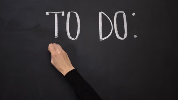 Schreiben auf Tafel, Terminplanung, notwendige Arbeit, Zeitmanagement — Stockvideo