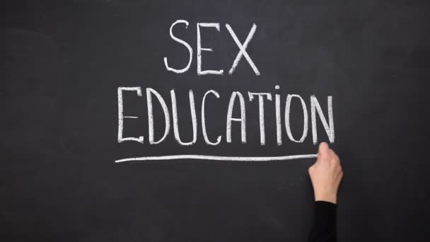 Palabra sobre educación sexual escrita en pizarra, protección de los derechos humanos, sensibilización — Vídeo de stock