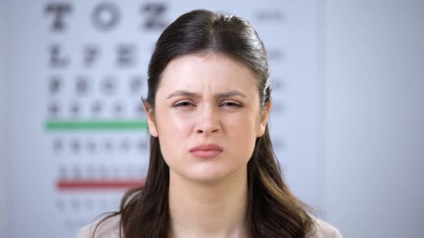 Nő Sajgó szemek, szemész elhelyezés refraktor a mosolygó hölgy beteg, lencsék — Stock videók