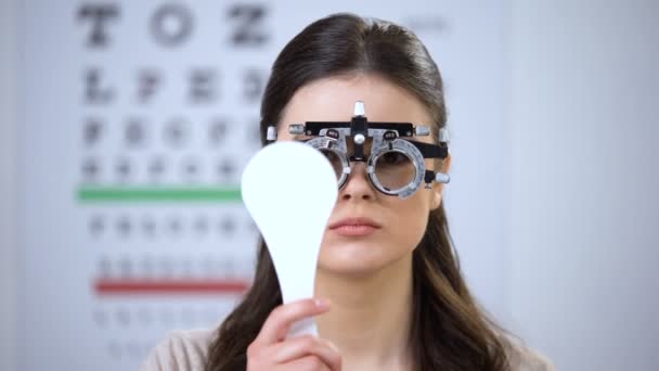 Weibchen im optischen Versuchsrahmen schließen Augen und quetschen, Sehstörungen — Stockvideo