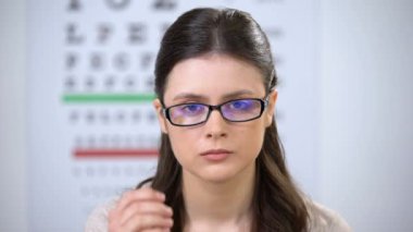 Mutsuz kadın acı migren ve gözlük, yanlış lens diyoptri çıkarma