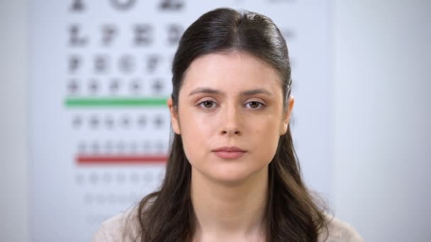 Happy smiling female patient showing case with contact lens, recommendation — Stock Video
