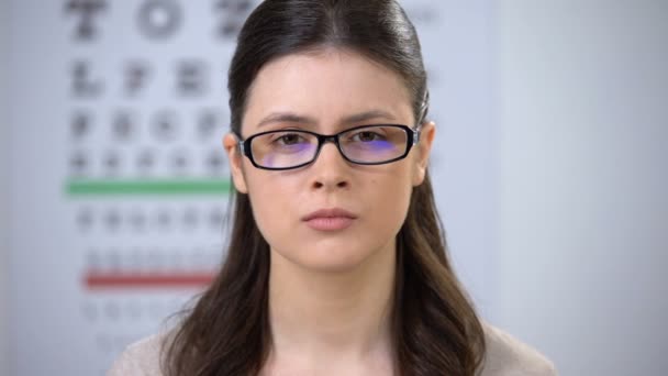 Δυστυχισμένη κυρία που εφαρμόζει κραγιόν και παίρνει γυαλιά, υποφέρει ανασφάλειες — Αρχείο Βίντεο