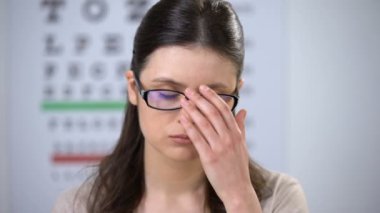 Mutsuz kadın gözlüklerini çıkarıyor, yüksek basınç çekiyor, görme kaybı riski var.