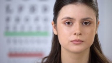 Cam, göz muayenesi, göz kornea sıtkı lensten bakan genç bayan