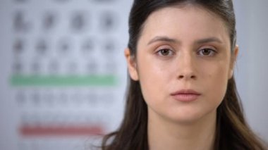 Çekici bayan lens ve gülümseyen, göz kornea genetik, tedavi bakarak