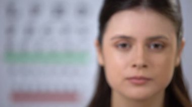 Gözlük ve gülümseyerek bulanık görme ile Bayan, görme geliştirme