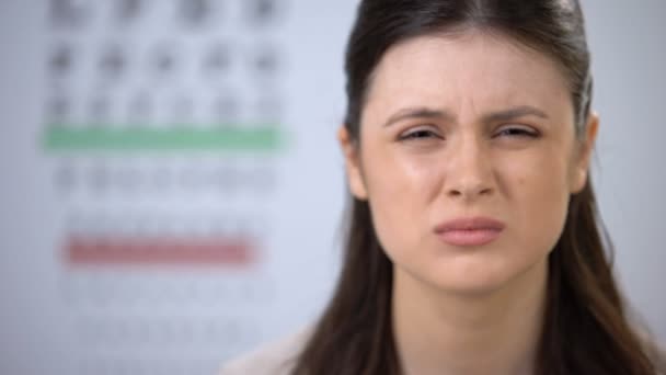 Patientin mit Kurzsichtigkeit, die die Augen quetscht und sich depressiv fühlt, Sehkorrektur — Stockvideo