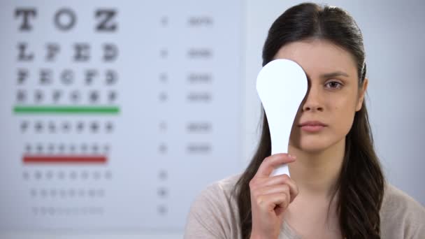 Depressive Frau schließt Augen und schüttelt den Kopf, leidet unter Sehschwäche, schlechten Ergebnissen — Stockvideo