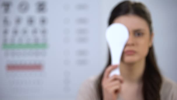 Bulanık görme ile üzgün kadın kapanış göz ve sıkma gözleri, katarakt riski — Stok video