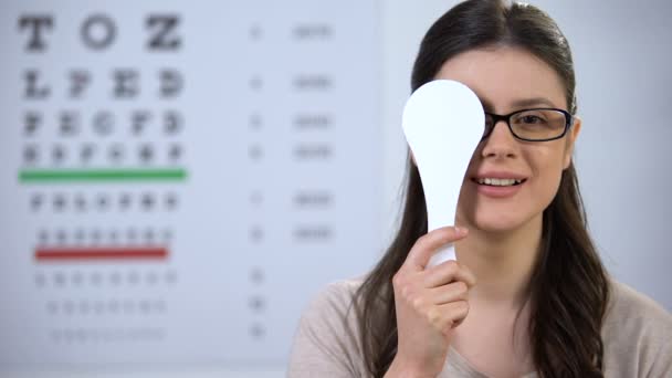 Senhora sorridente em óculos fechando os olhos, sorrindo e acenando, diopter lente correta — Vídeo de Stock