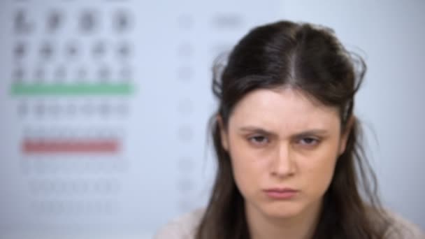 Sonolento overworked fêmea olhando para a câmera, efeito prejudicial na visão, burnout — Vídeo de Stock