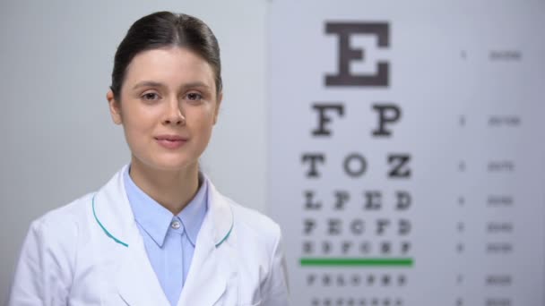 Lady ögonläkare Hållande verktyg för öga stängning, särskilda instrument för Sight test — Stockvideo