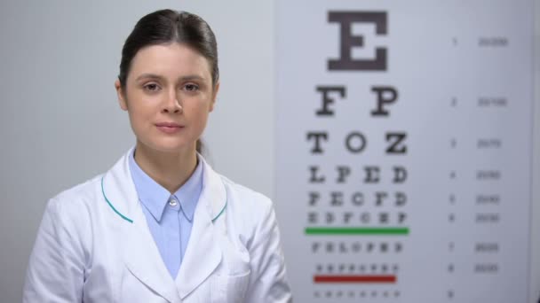 Wykwalifikowany optometrist polecając nowe soczewki kontaktowe, nowe metody, poprawa — Wideo stockowe