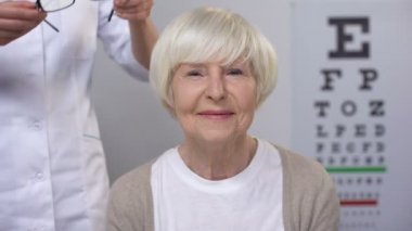 Doktor emekli bayan yeni gözlük öneren, memnun hasta ziyaret oculist