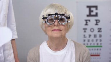 Oftalmolog phoropter göz kıdemli bayan kapanış, lens diyoptri kontrol