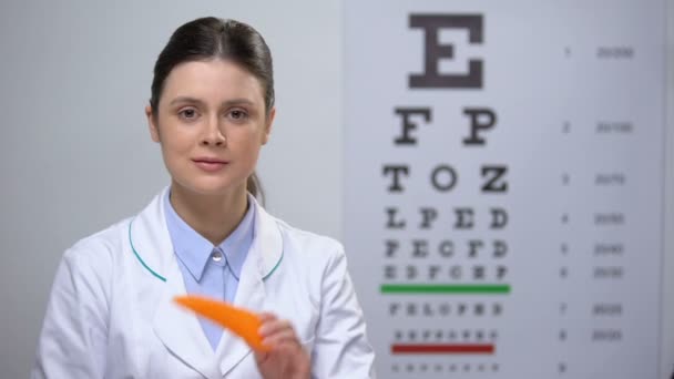 Dost oculist iyi görme, sağlıklı gıda korumak için havuç tavsiye — Stok video