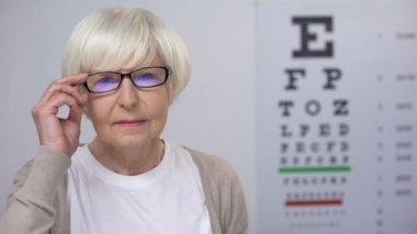 Emekli kadın gözlük çıkararak ve kontakt lens ile durumda gösteren, iyileştirme