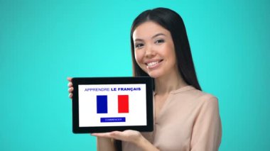Fransızca uygulama öğrenmek ile Kadın tutma tablet, ders başlamak için hazır