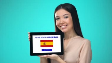 İspanyolca uygulama öğrenmek ile Kadın tutma tablet, ders başlamak için hazır
