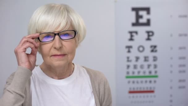 Mujer jubilada quitándose las gafas y mostrando el caso con lentes de contacto, mejora — Vídeo de stock