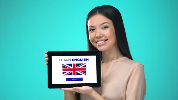 英国英語のアプリケーションを学ぶ女性の保持タブレット、開始する準備ができて — ストック動画