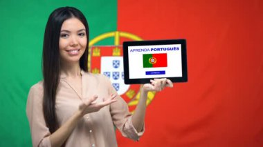 Portekizce uygulaması, arka planda bayrak, eğitim öğrenmek ile tablet tutan Bayan