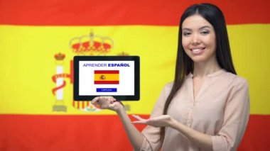 İspanyolca uygulaması öğrenmek ile tablet tutan Bayan, arka planda İspanya bayrağı, eğitim