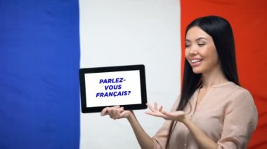 Tablet tutan kadın fransızca ifade biliyor musunuz, dil öğrenmek için uygulama