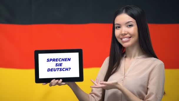 Frau mit Tablet, mit dem du deutsch sprichst, App zum Spracherlernen — Stockvideo