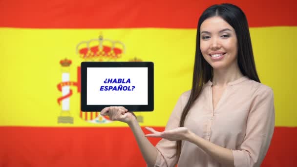 Mujer sosteniendo la tableta con ¿Hablas español frase, aplicación para aprender idioma — Vídeos de Stock