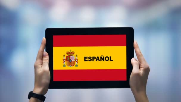 Mujer de las manos de la tableta con la palabra española contra la bandera nacional, aplicación en línea — Vídeo de stock