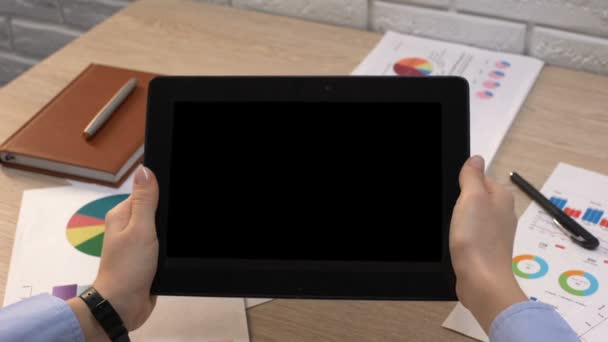 女性の手でタブレット上のフラグに対するビジネスフランスのアプリケーション、チュートリアル — ストック動画