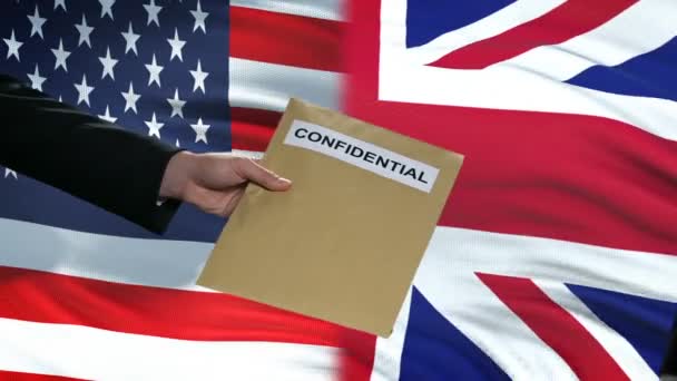 Urzędnicy USA i Wielkiej Brytanii wymieniając poufne koperty, przed flagami — Wideo stockowe