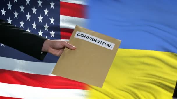 EE.UU. y Ucrania funcionarios de intercambio de sobres confidenciales, banderas de fondo — Vídeo de stock