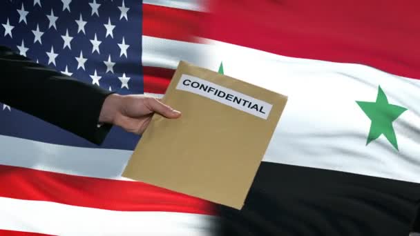 États-Unis et Syrie fonctionnaires échangeant enveloppe confidentielle, drapeaux arrière-plan — Video