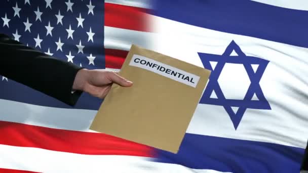 USA and Israel officials exchanging confidential envelope, flags background — Stock Video