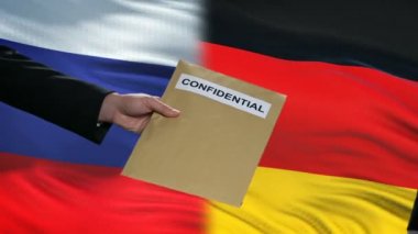 Rusya ve Almanya yetkilileri gizli zarf alışverişi, bayrakları arka plan