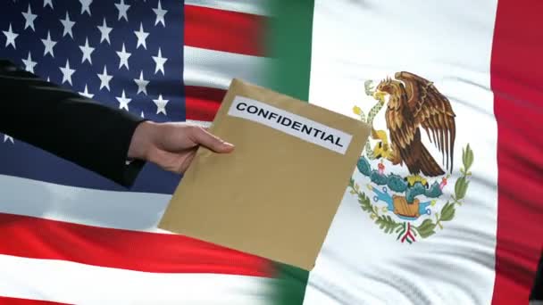 Funcionarios estadounidenses y mexicanos intercambian sobres confidenciales, banderas de fondo — Vídeos de Stock