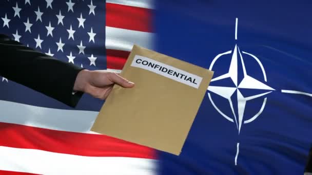 BRUSELAS, BÉLGICA - CIRCA JUNIO 2019: Funcionarios estadounidenses y de la OTAN intercambian sobres confidenciales, banderas de fondo — Vídeo de stock